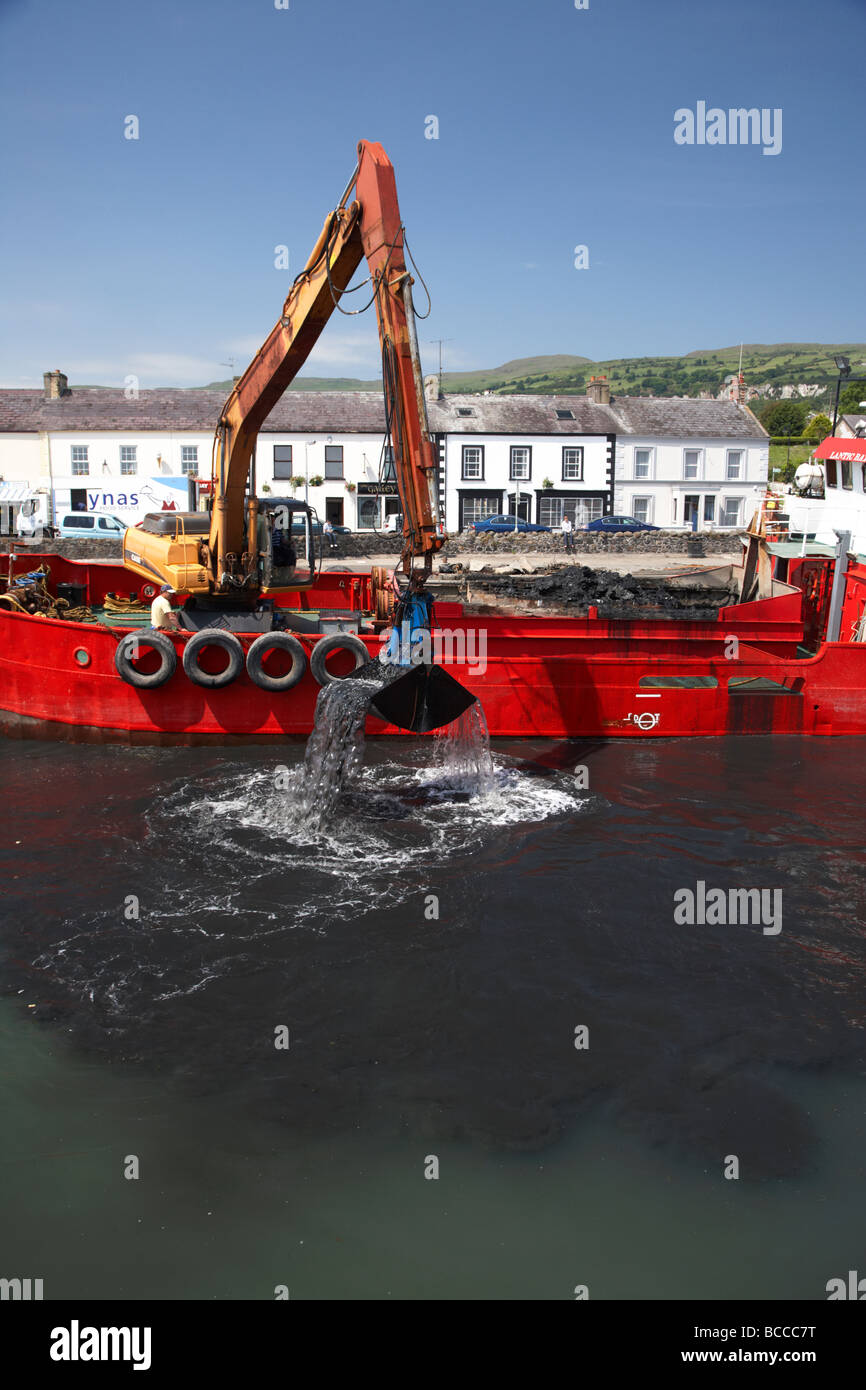 Schiff mit Bagger Baggerarbeiten Carnlough Hafen County Antrim-Nordirland Vereinigtes Königreich Stockfoto