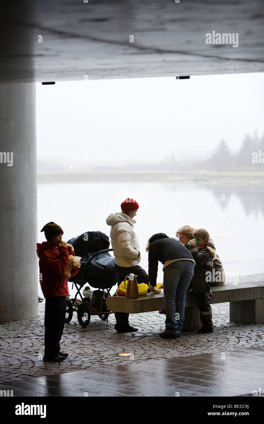 Eine Familie ein Picknick draußen während einer regnerischen nebligen Tag Rathaus von Reykjavik Downtown Reykjavik Island Stockfoto