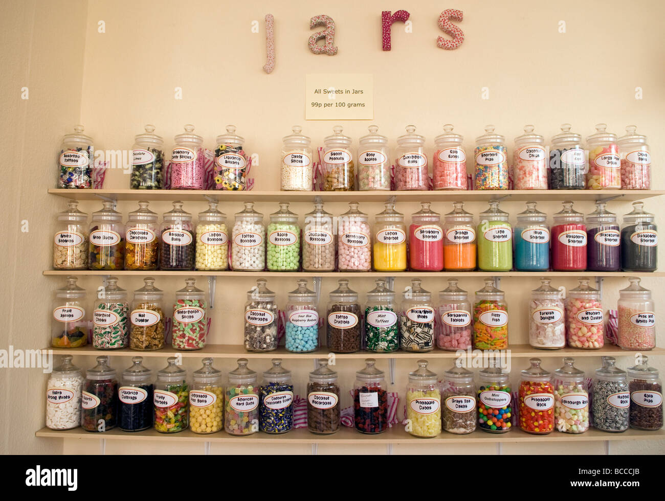 Gläser von Süßigkeiten auf dem Display in einem traditionellen Süßwarenladen, Market Street, Alton, Hampshire, UK. Stockfoto