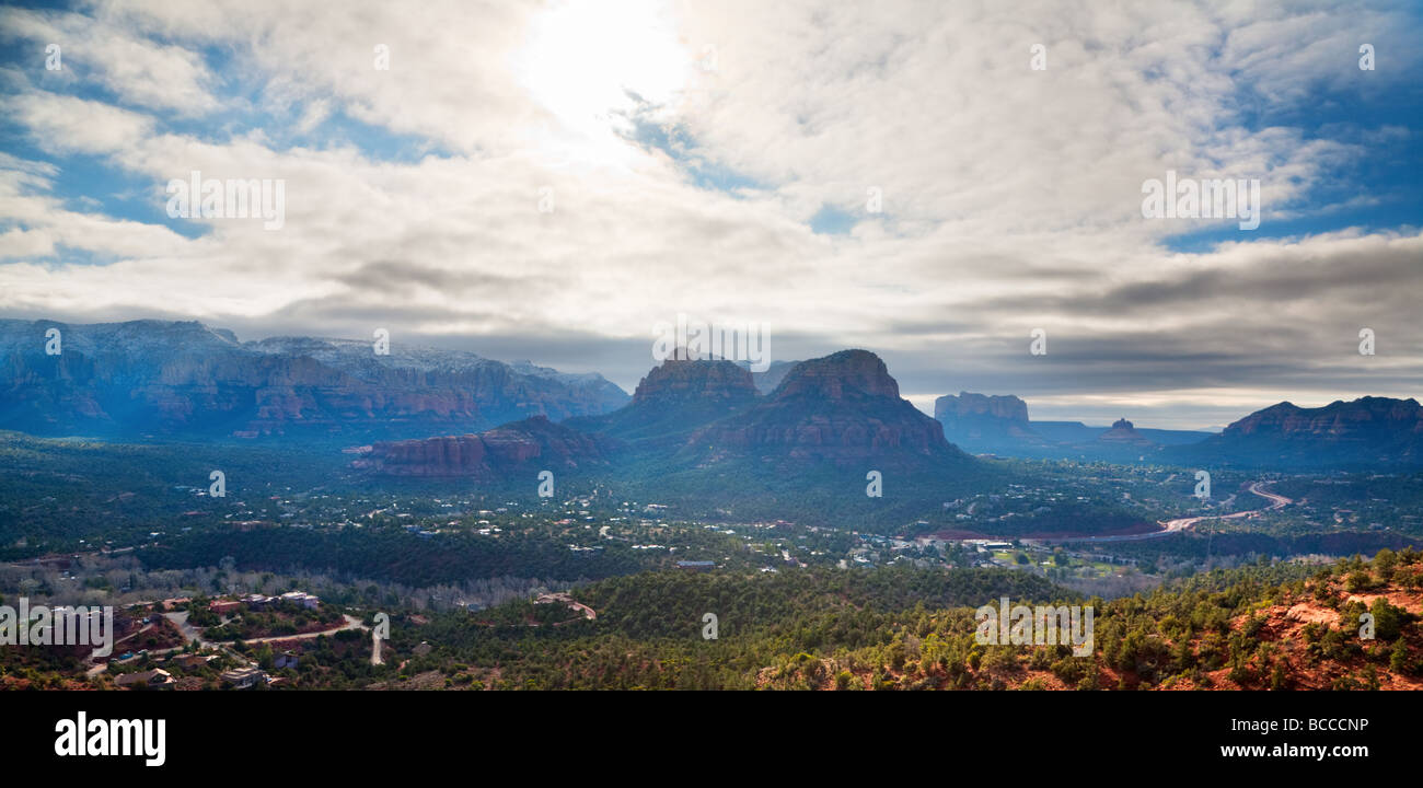 Straße durch rote Felsen Stockfoto