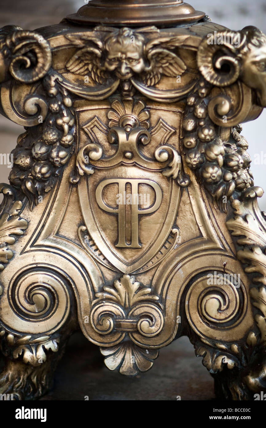 Plaza Hotel Goldenes Logo auf Laternenpfahl Fuß in New York, Mai 2009 Stockfoto