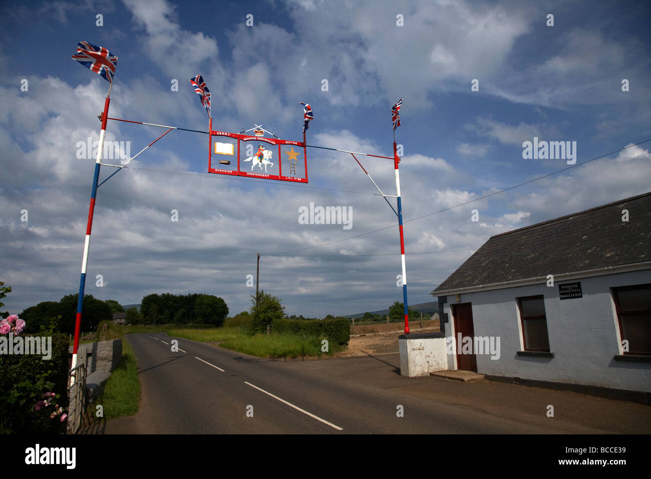 Orange Auftrag Bogen in ländlichen Kreisstraße und kleine Orange Hall County Antrim-Nordirland Vereinigtes Königreich Stockfoto