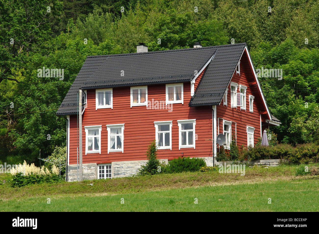Nordic Haus Ufer, Nord Fjord, Nordfjordeid Sogn Og Fjordane, Norwegen Stockfoto