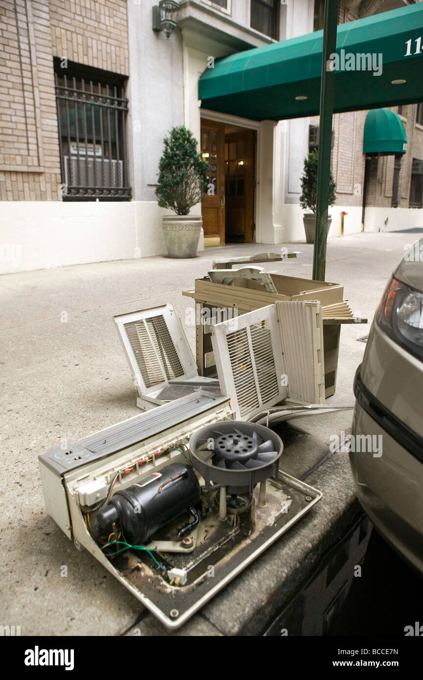 Teile einer defekten Klimaanlage Einheit liegen auf einem Bürgersteig in Manhattan New York City USA 19. Oktober 2006 Stockfoto