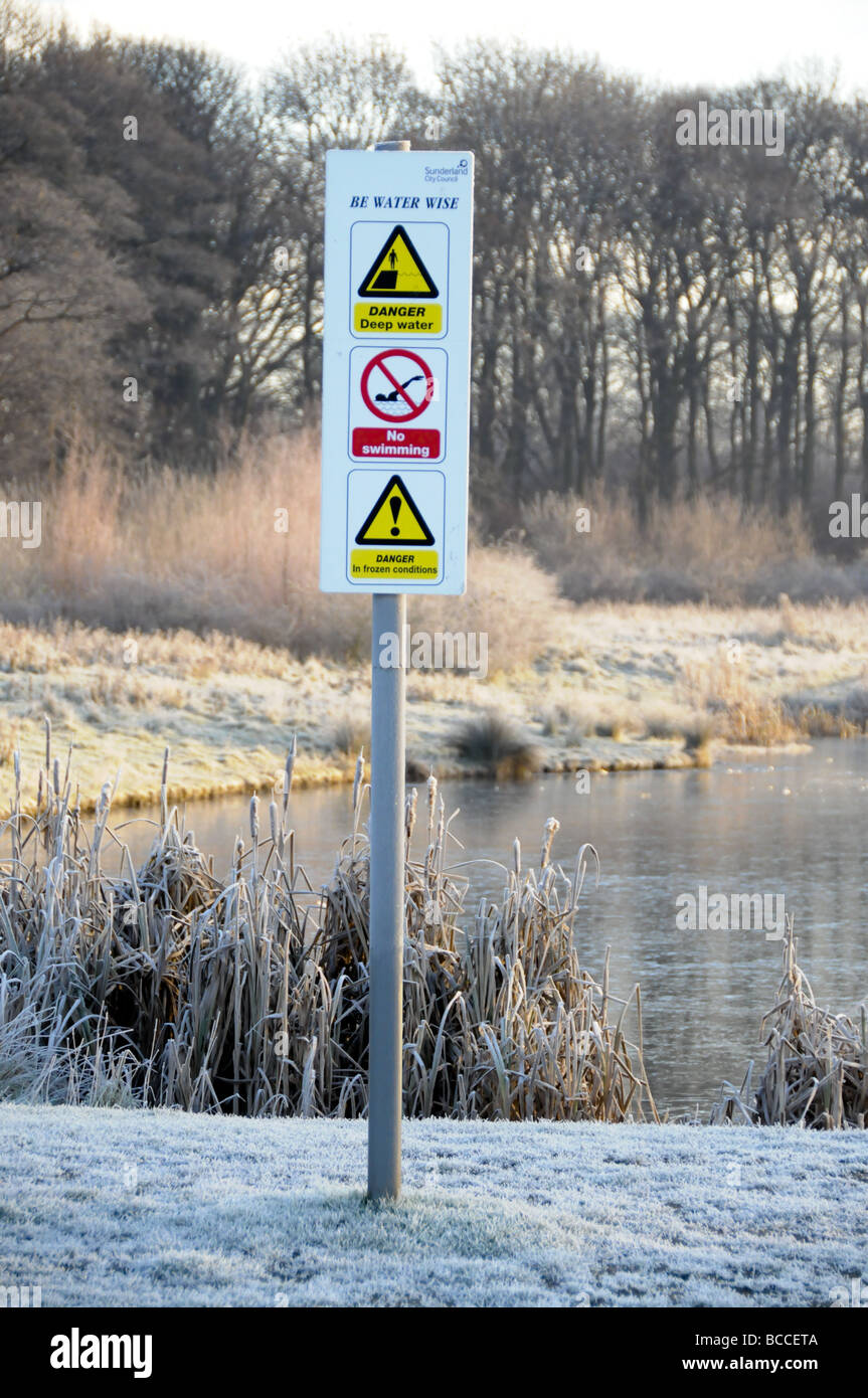 Warnschild am tiefen Wasser und kein Schwimmen im Sunder Land Country Park, ENgland Stockfoto