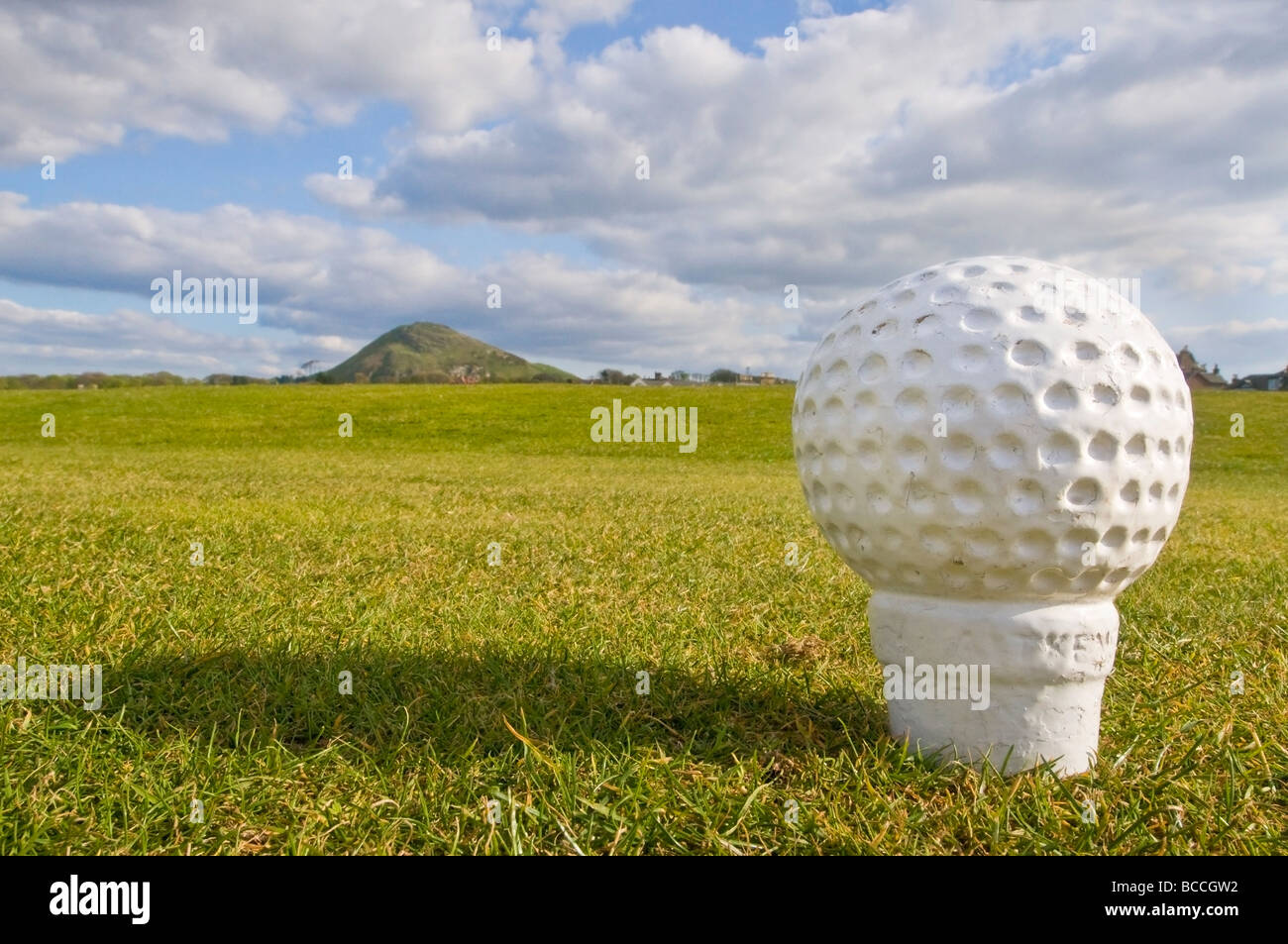 Abschlag auf dem Golfplatz North Berwick, mit Berwick Law in der Ferne. Stockfoto