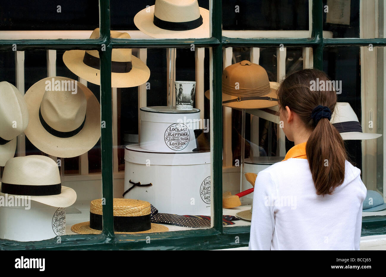 Vereinigtes Königreich, London, 6. St. James Street, Hutgeschäft, Lock & Co. Hutmacher gegründet 1676 Stockfoto