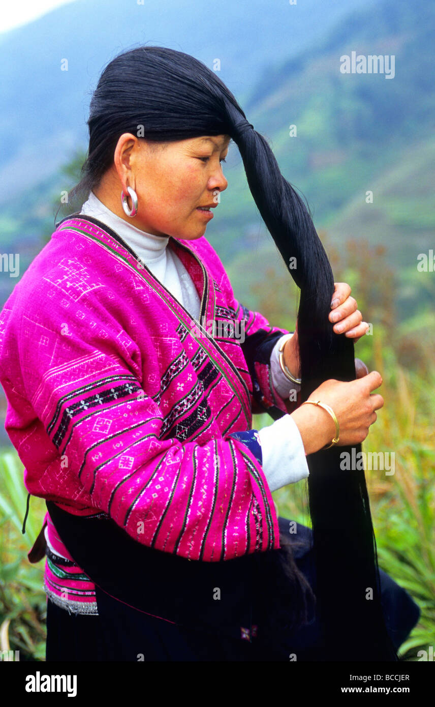 China, Frau Yao ethnischen Gruppe, lange Haare Stockfoto