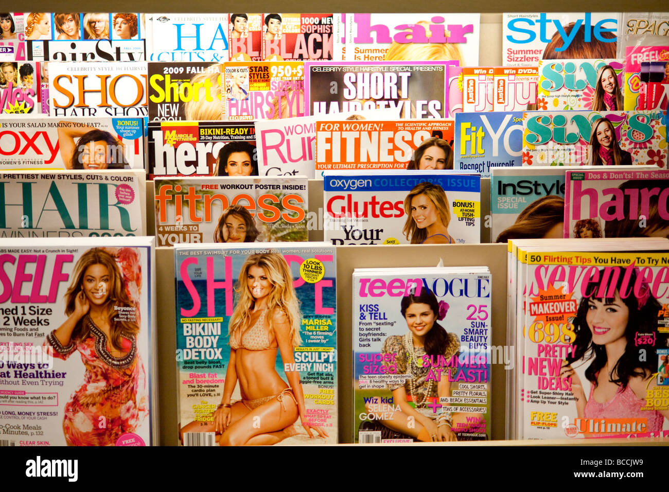 junge Frauen Zeitschriften in Regalen, Barnes &amp; Noble, USA Stockfoto