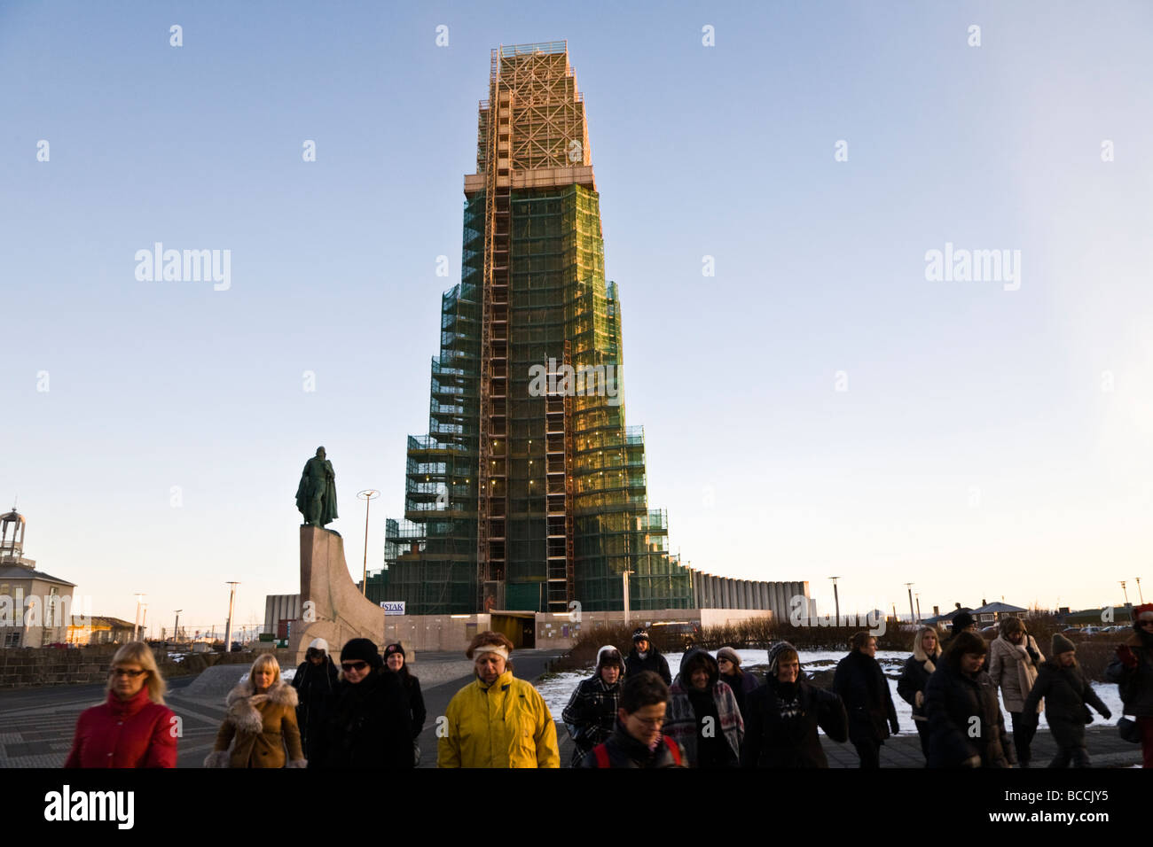 Eine Gruppe von Frauen zu Fuß entfernt von Hallgrimskirkja Kirche Downtown Reykjavik Island Stockfoto