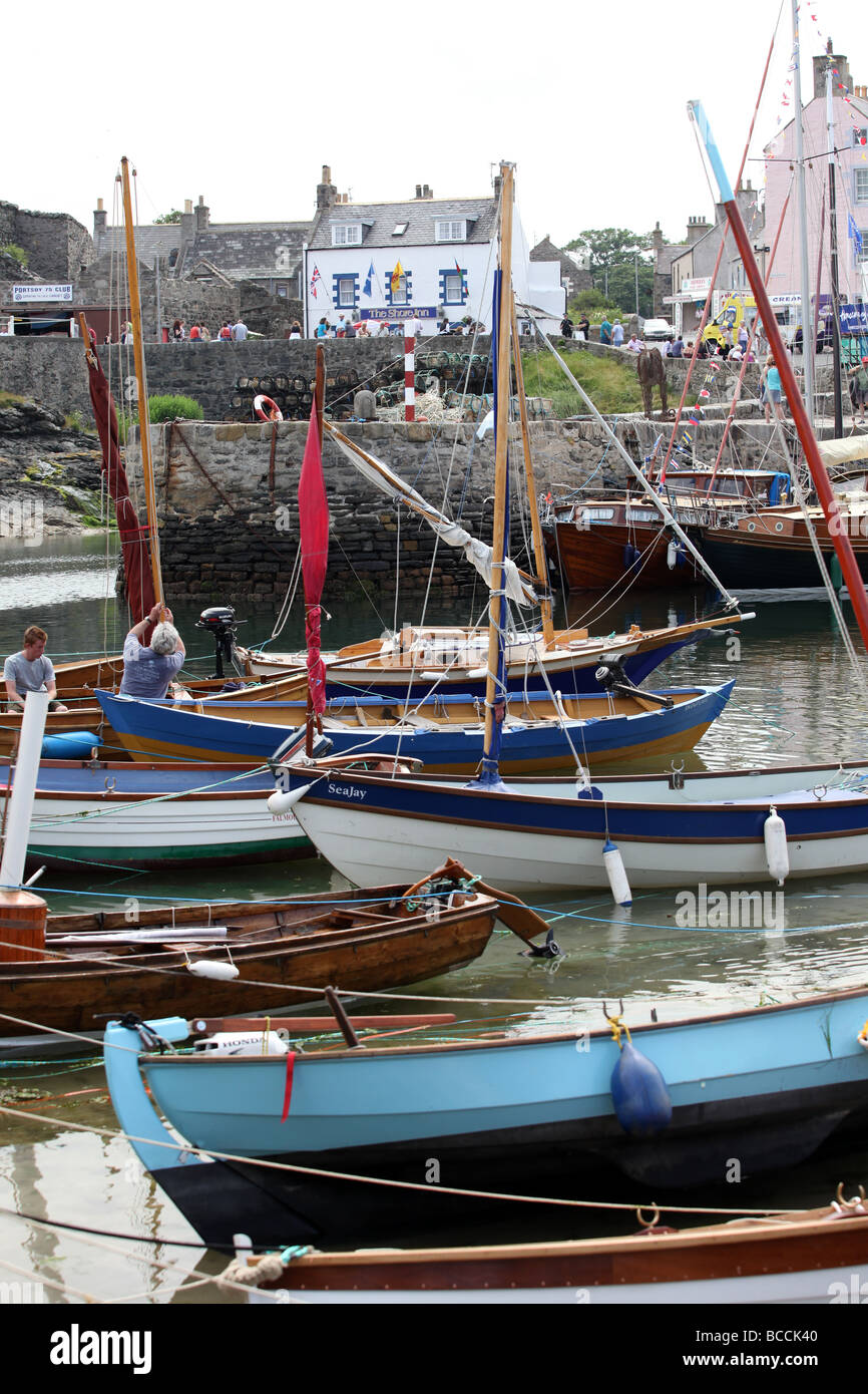Portsoy Hafen in Aberdeenshire, Schottland, besetzt mit Schiffen für die jährlichen schottischen traditionellen Boat Festival-Wochenende Stockfoto