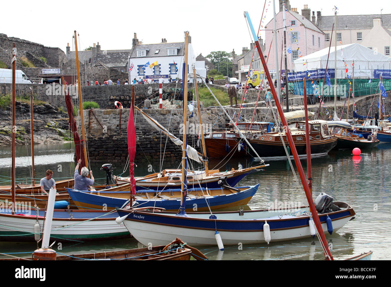 Portsoy Hafen in Aberdeenshire, Schottland, besetzt mit Schiffen für die jährlichen schottischen traditionellen Boat Festival-Wochenende Stockfoto