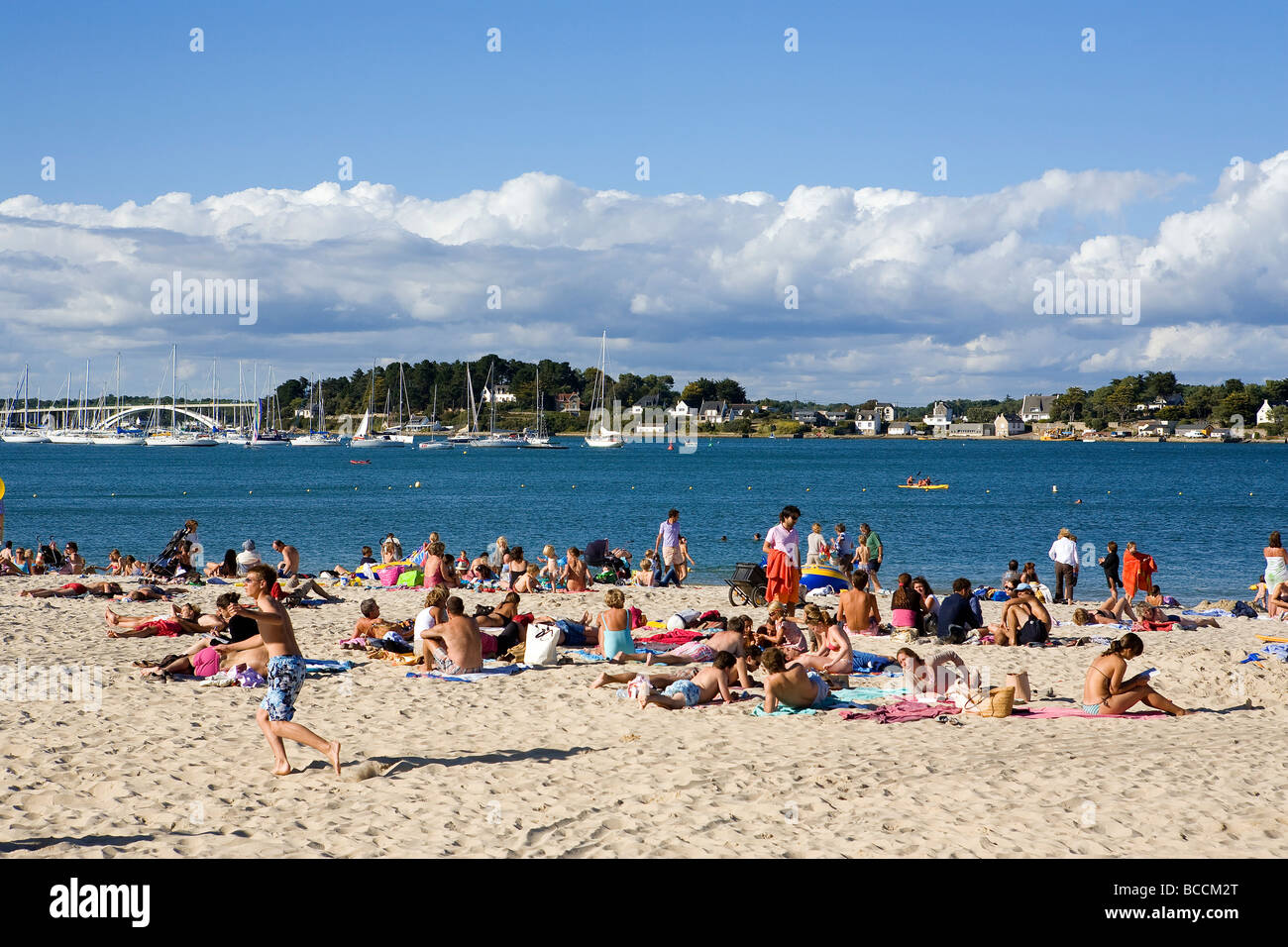 Frankreich, Morbihan, La Trinité Sur Mer, Männer Allen Strand Stockfoto