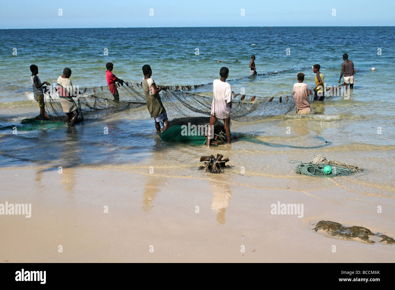 Madagassische Fischer ziehen In ihre Netze auf Ifaty Strand, Madagaskar Stockfoto