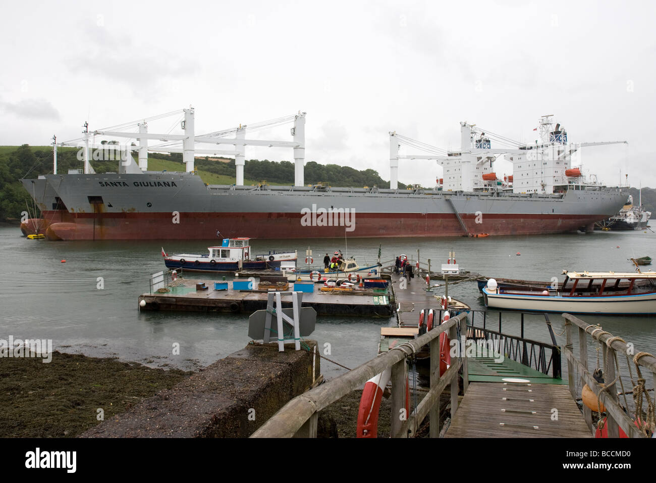 Containerschiff auf der River Fal auf Schmuggler-Hütte Stockfoto