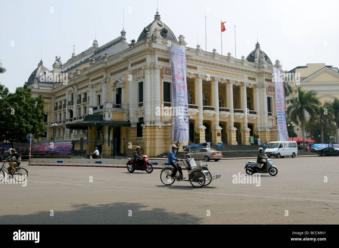 Ein Cyclo-Fahrer hausieren, vorbei an der Oper in Hanoi Vietnam Stockfoto