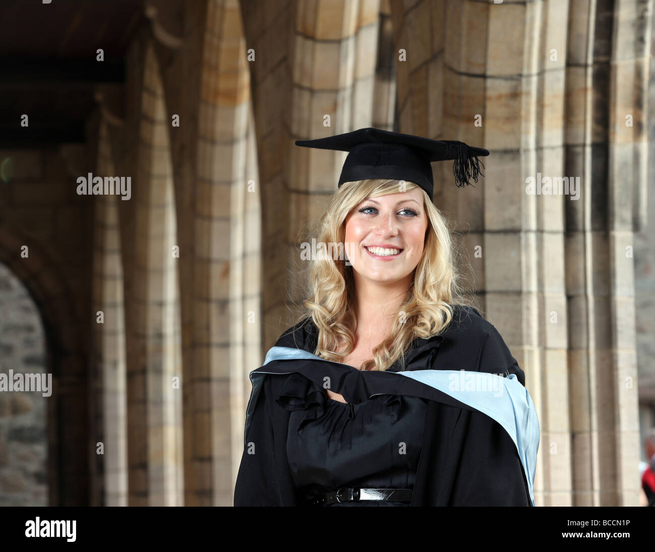 weibliche Studium Student tragen Kleid und Mörtel Board an der University of Aberdeen, Scotland, Uk am Kings College Stockfoto