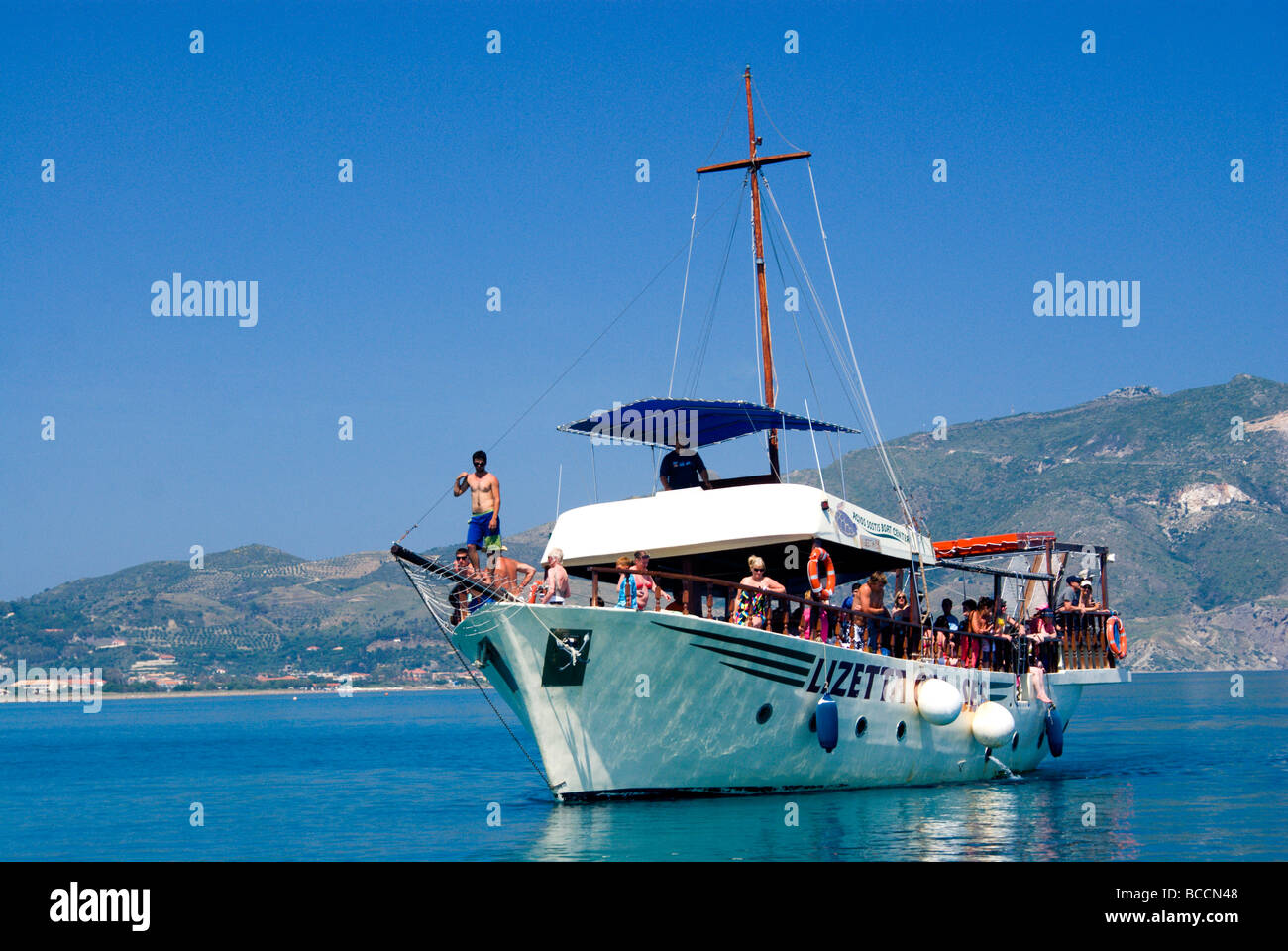 Touristenboot auf der Suche nach Karettschildkröten Laganas Bay Nature Reserve Zante/Zakynthos, Griechenland Stockfoto