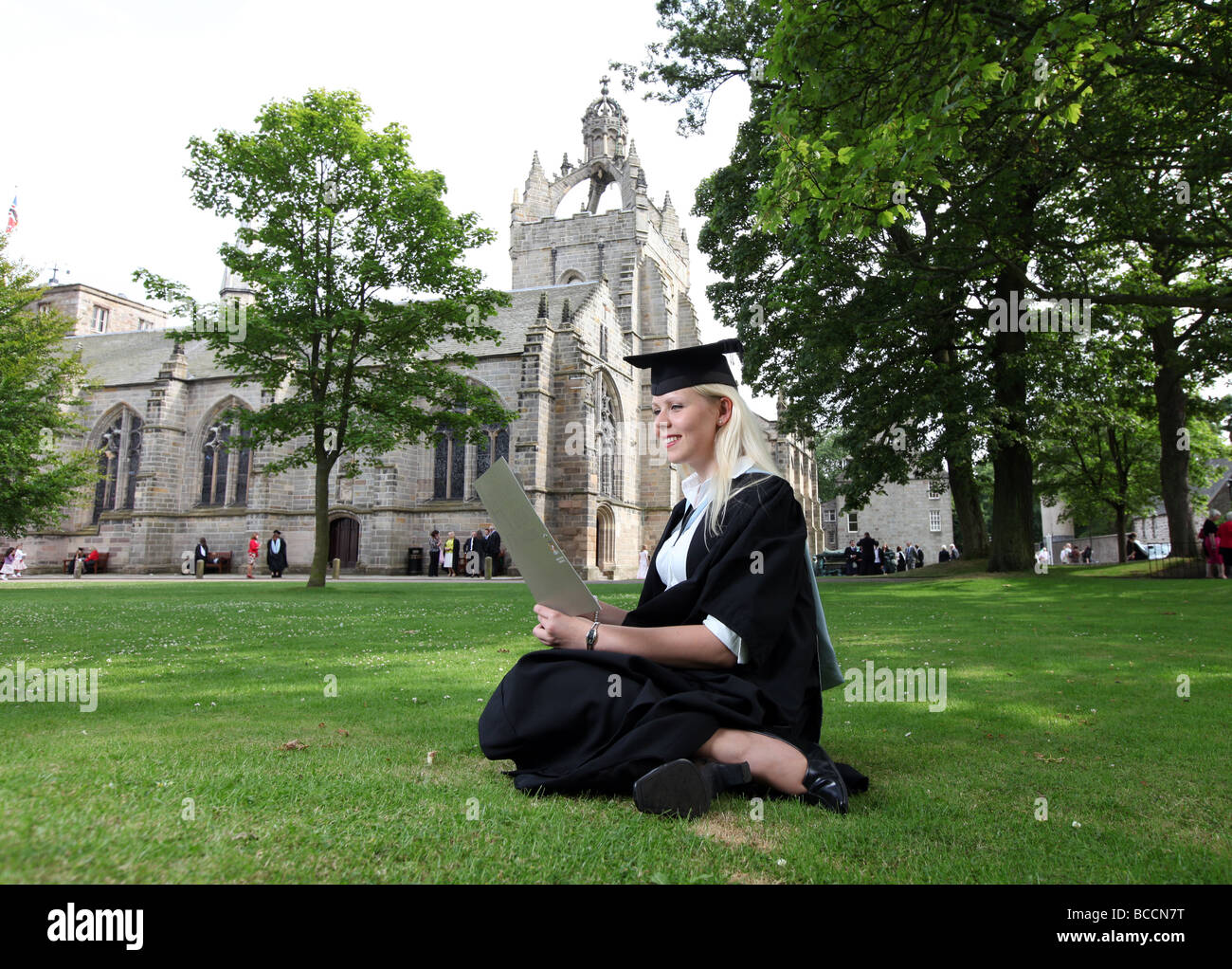 weibliche Studium Student tragen Kleid und Mörtel Board an der University of Aberdeen, Scotland, Uk am Kings College Stockfoto