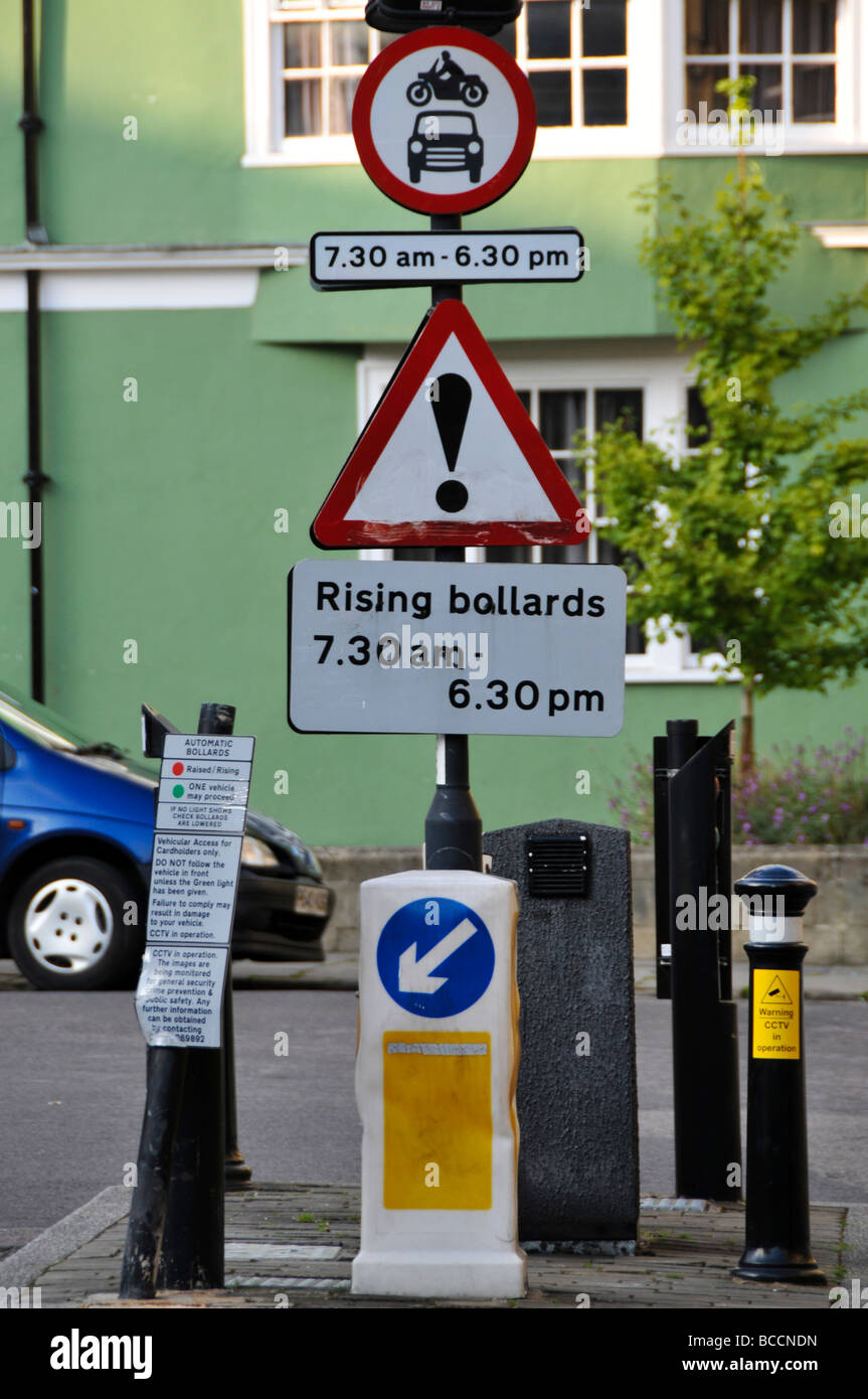 Schild Warnung vor steigenden Poller Straße, Oxford UK Stockfoto