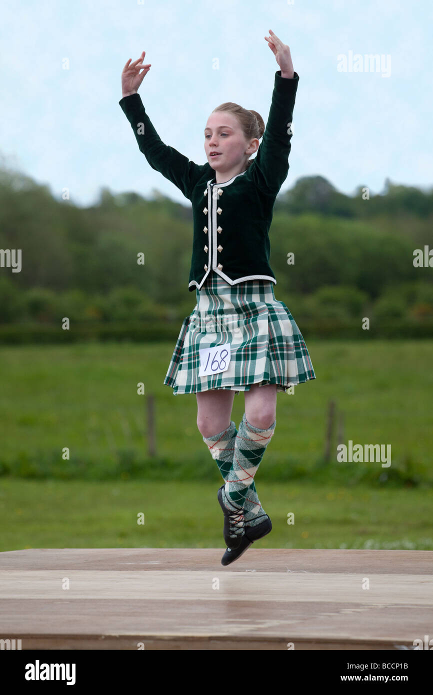 Mädchen Tänzer Durchführung einer Highland dance in den Tanz Wettbewerb Dalry offen zeigen, Ayrshire, Schottland Stockfoto