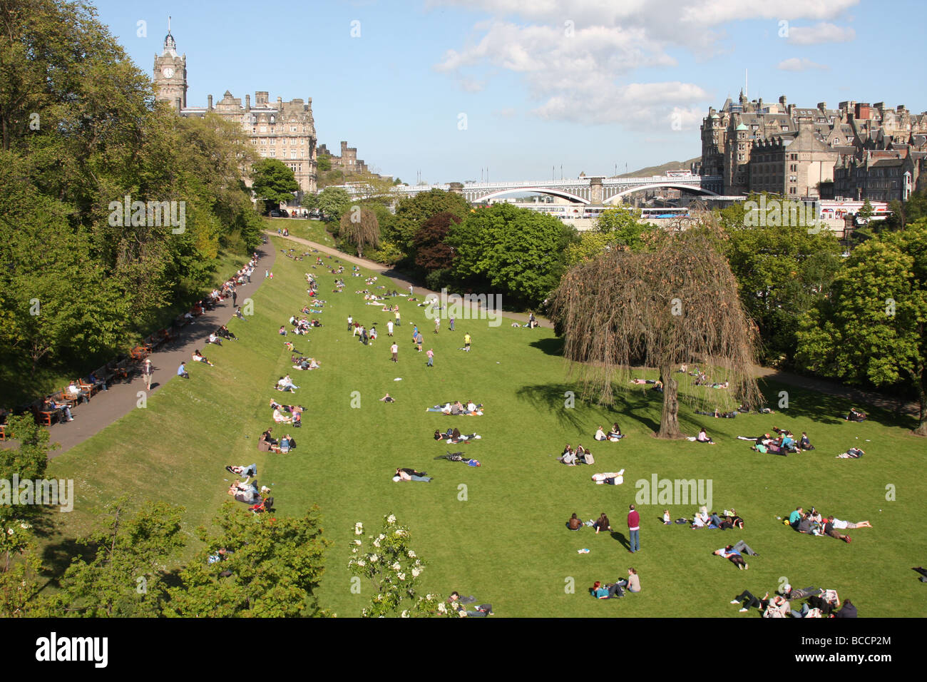 Studenten genießen den Sonnenschein in Edinburgh Princes Street Gardens Stockfoto