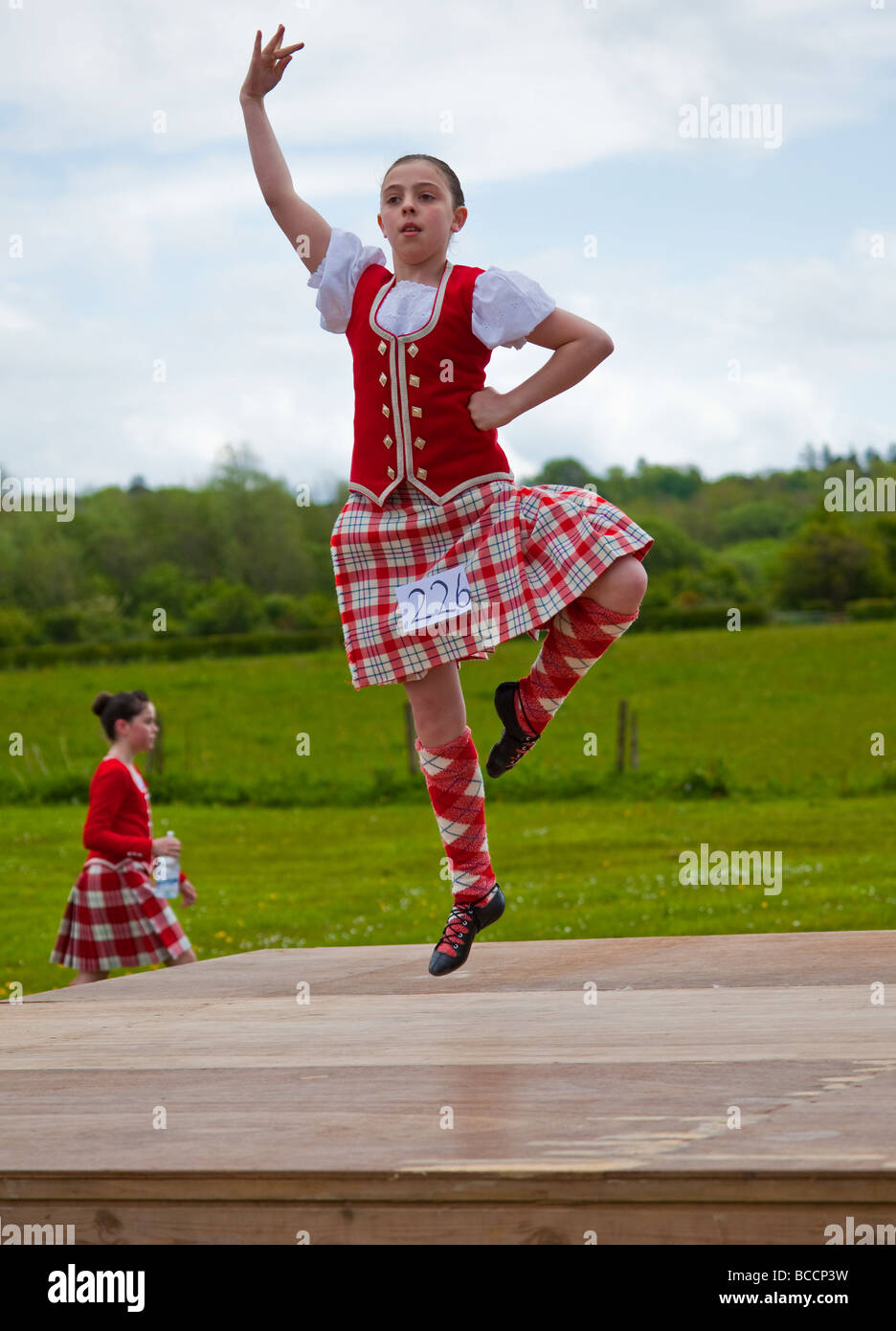 Mädchen Tänzer Durchführung einer Highland dance in den Tanz Wettbewerb Dalry offen zeigen, Ayrshire, Schottland Stockfoto
