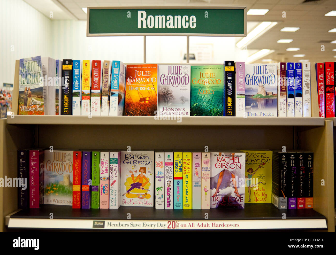 Romantik Bücher in den Regalen, Barnes &amp; Noble, USA Stockfoto