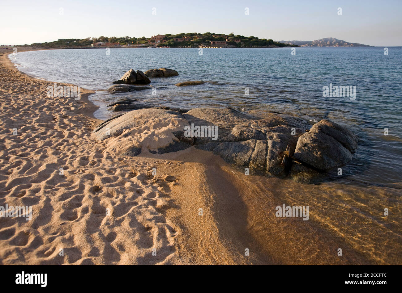 Felsen und ruhigen Meer am Strand von Porto Puddu, Nord-Sardinien Stockfoto