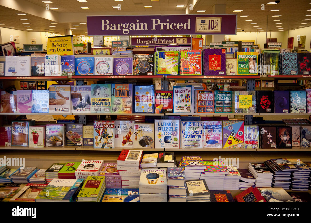 Schnäppchen Bücher in den Regalen, Barnes &amp; Noble, USA Stockfoto
