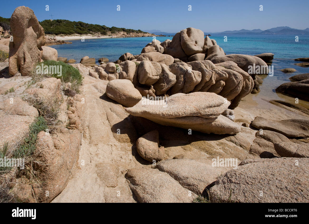 Große Felsen am Strand von Capriccioli, Sardinien Stockfoto