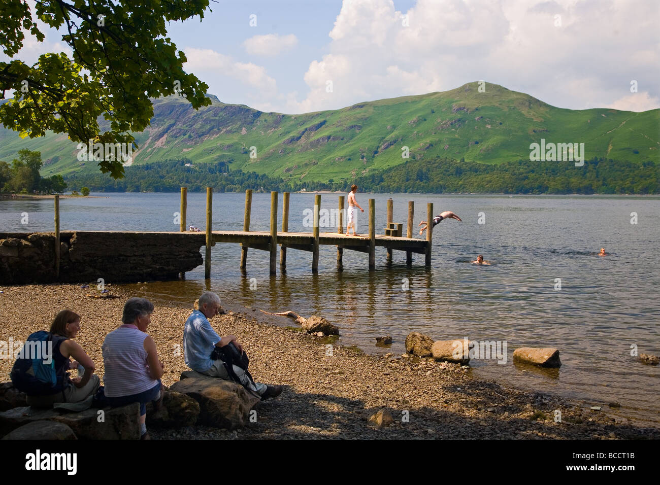 Schwimmer mit einem Steg am Derwent Water im Lake District mit Katze Glocken im Hintergrund Stockfoto