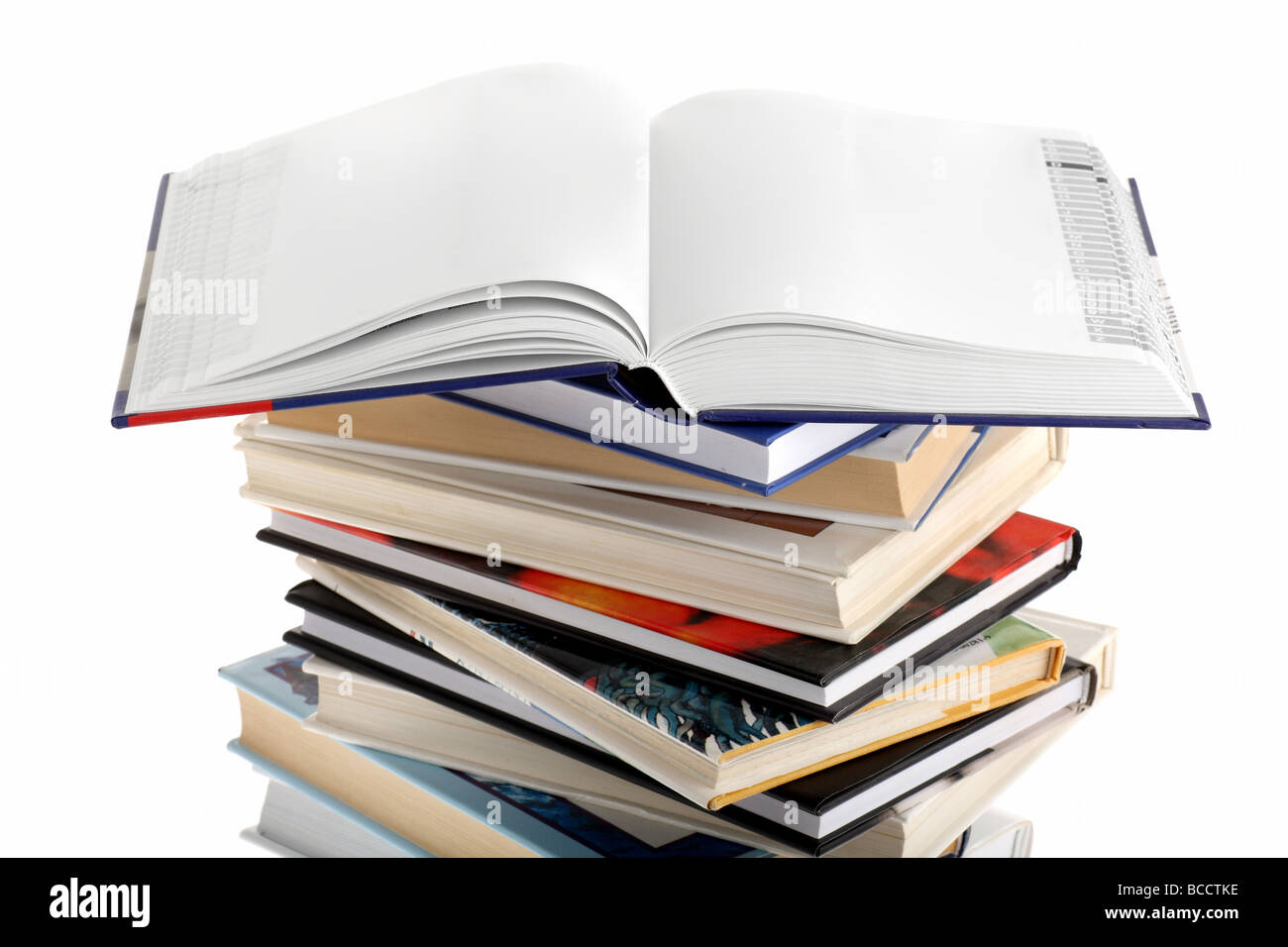 Offenen Wörterbuch mit leeren Seiten auf Buch Stapel isoliert auf weißem Hintergrund Stockfoto