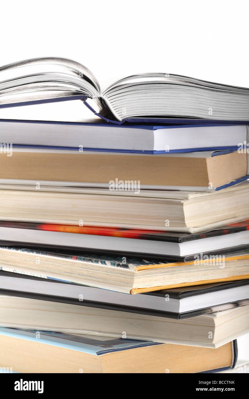 Offenes Buch auf Buch Stapel isoliert auf weißem Hintergrund mit Textfreiraum Stockfoto