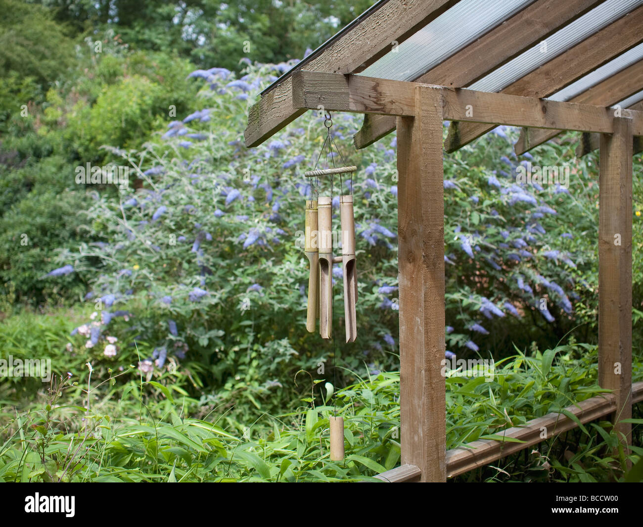 BambusWindspiel hängen vom Dach im Garten Stockfotografie Alamy