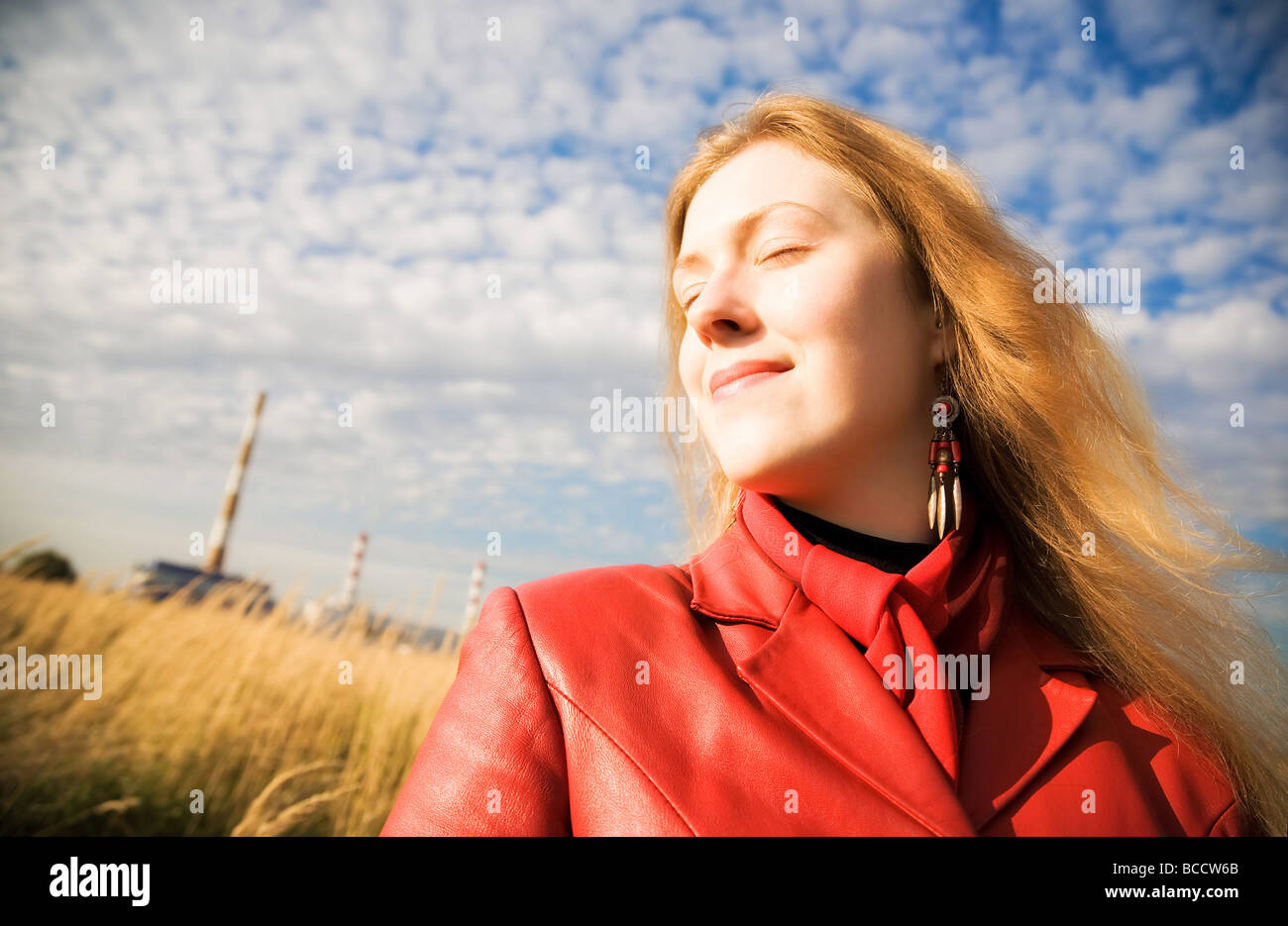Junge Frau Outdoor Portrait Weitwinkel Stockfoto