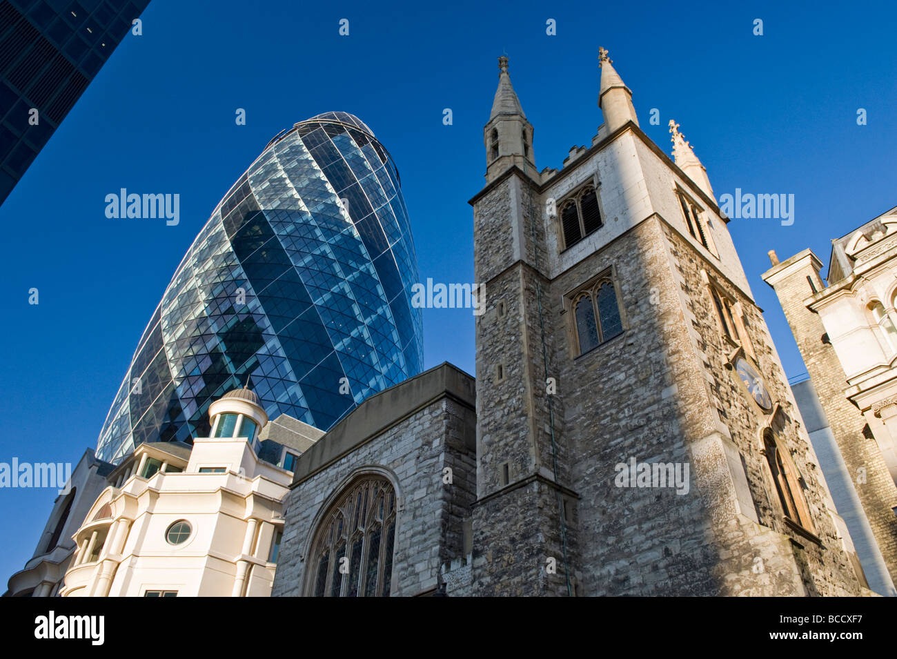 Kirche St. Andrew Undershaft und die Gurke oder der Swiss Re Gebäude, St Mary Axe Straße, City of London, England, UK Stockfoto