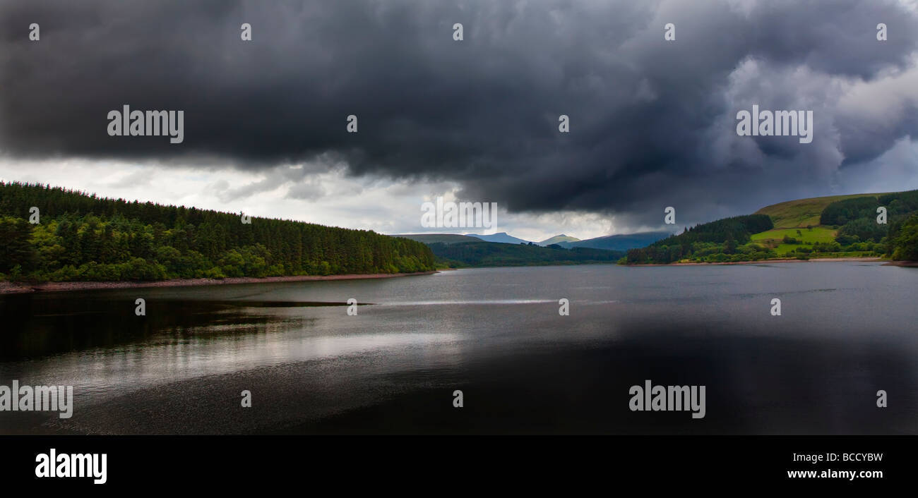 Brecon Beacons mit Gewitterwolken über Ponsticill Reservoir Wales UK Stockfoto