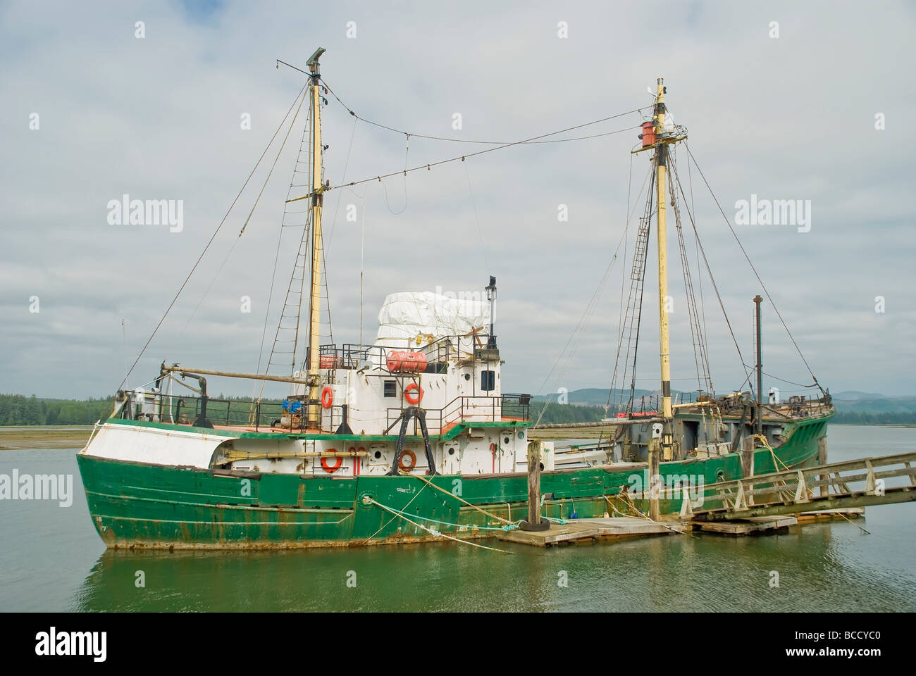 Eine alte faulenden hölzernen Segelschiff ist an einem Dock gefesselt Stockfoto