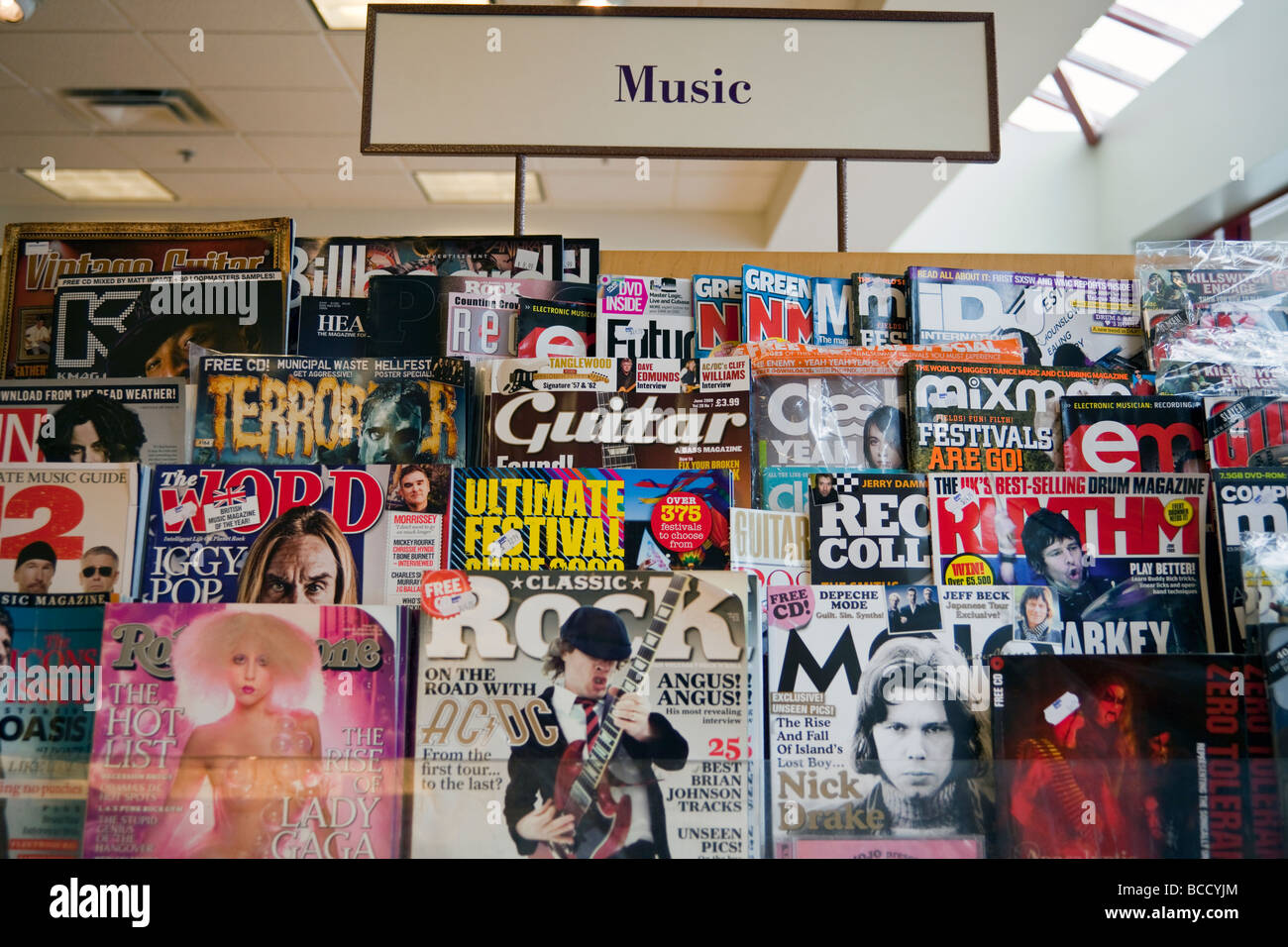Musikzeitschriften in Regalen, Kapitel Bookstore, Coquitlam, BC, Kanada Stockfoto