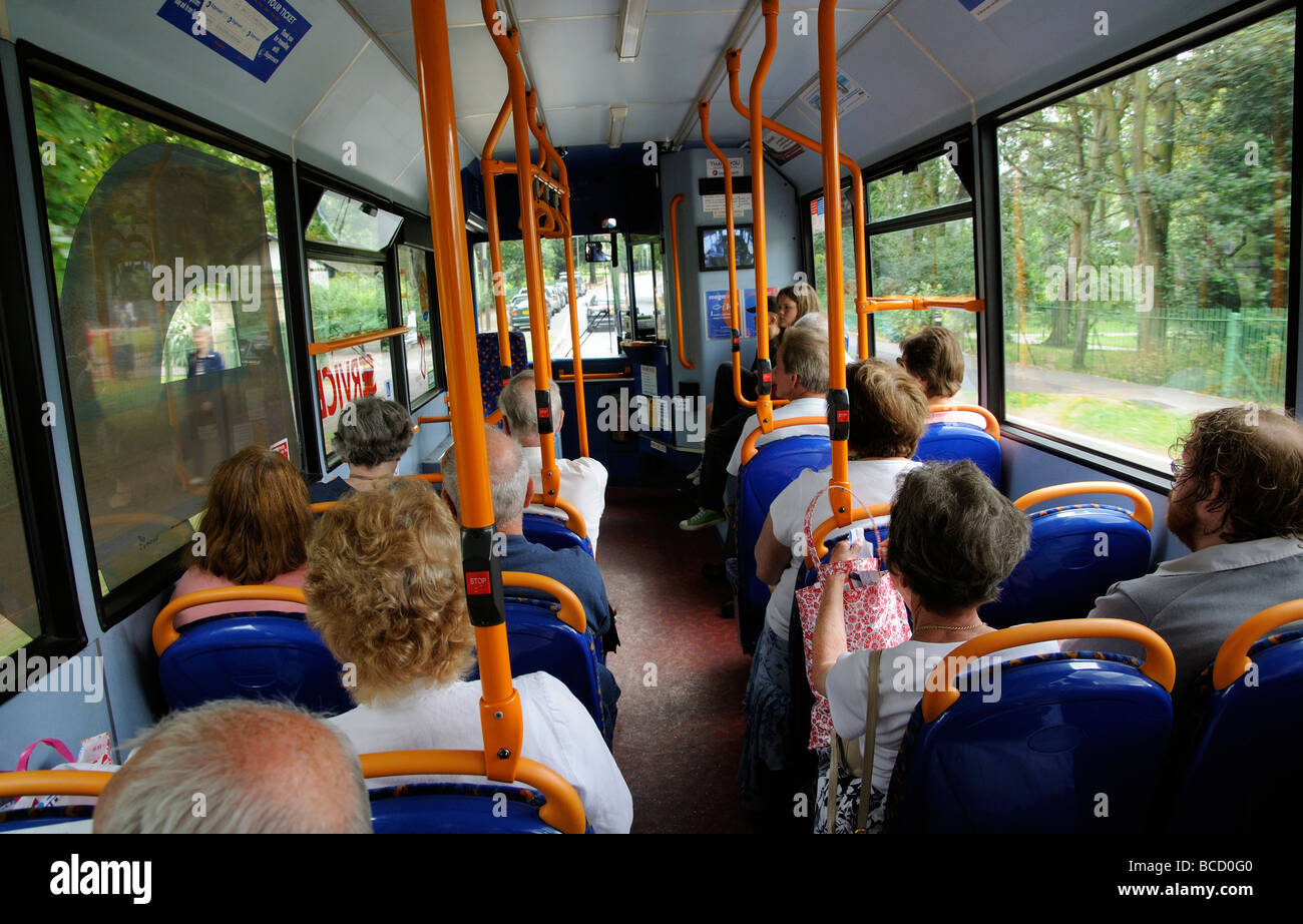 Innenraum der Eindecker Bus Fahrgäste sitzen im Inneren Stockfoto Innenraum der Eindecker Bus Fahrgäste sitzen im Inneren Stockfoto