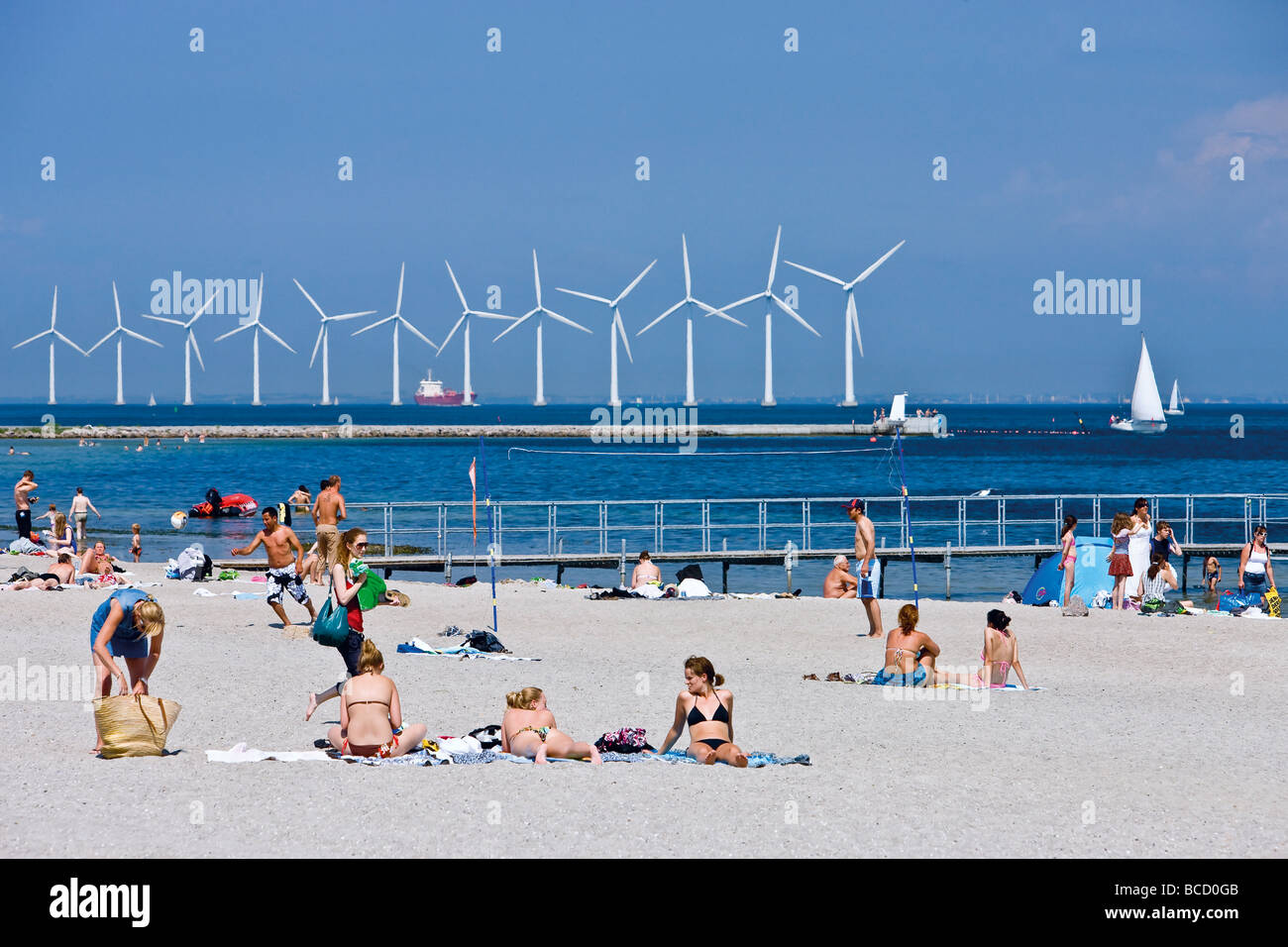 Menschen Sonnenbaden am Strand von Amager Strandpark, Copenhagen Stockfoto