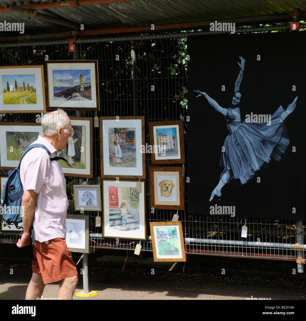 Besucher Studium Exponate einer Kunstausstellung in Cheltenham Festival Gloucestershire England UK Stockfoto