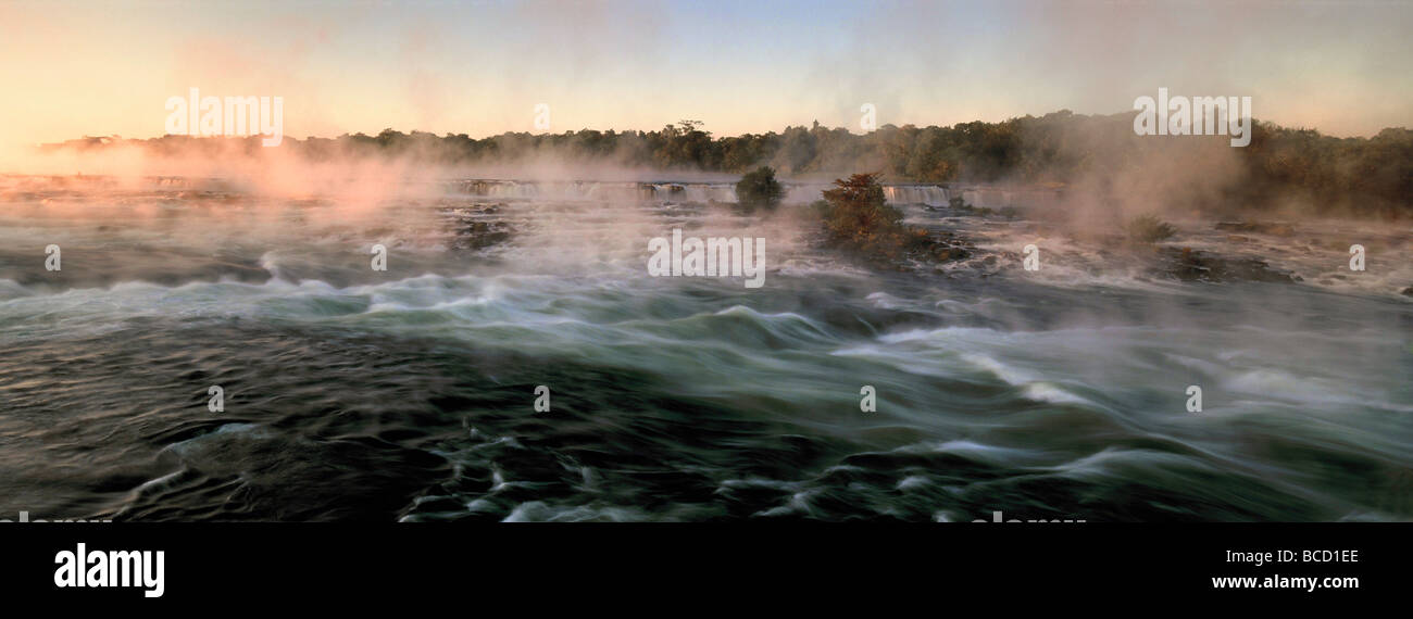 Luapula Fluss im Morgengrauen. Sambia Stockfoto