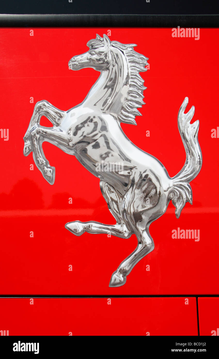 Nahaufnahme von Ferrari tänzelnden Pferd Logo an der Seite ein Formel-1-Transporter auf dem Goodwood Festival of Speed, Juli, 09 Stockfoto