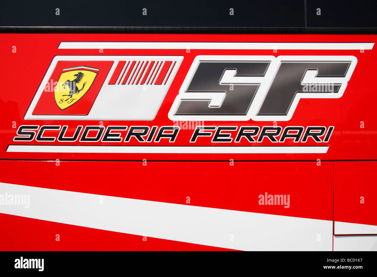 Nahaufnahme von Scuderia Ferrari branding auf der Seite ein Formel-1-Transporter auf dem Goodwood Festival of Speed, Juli 2009. Stockfoto