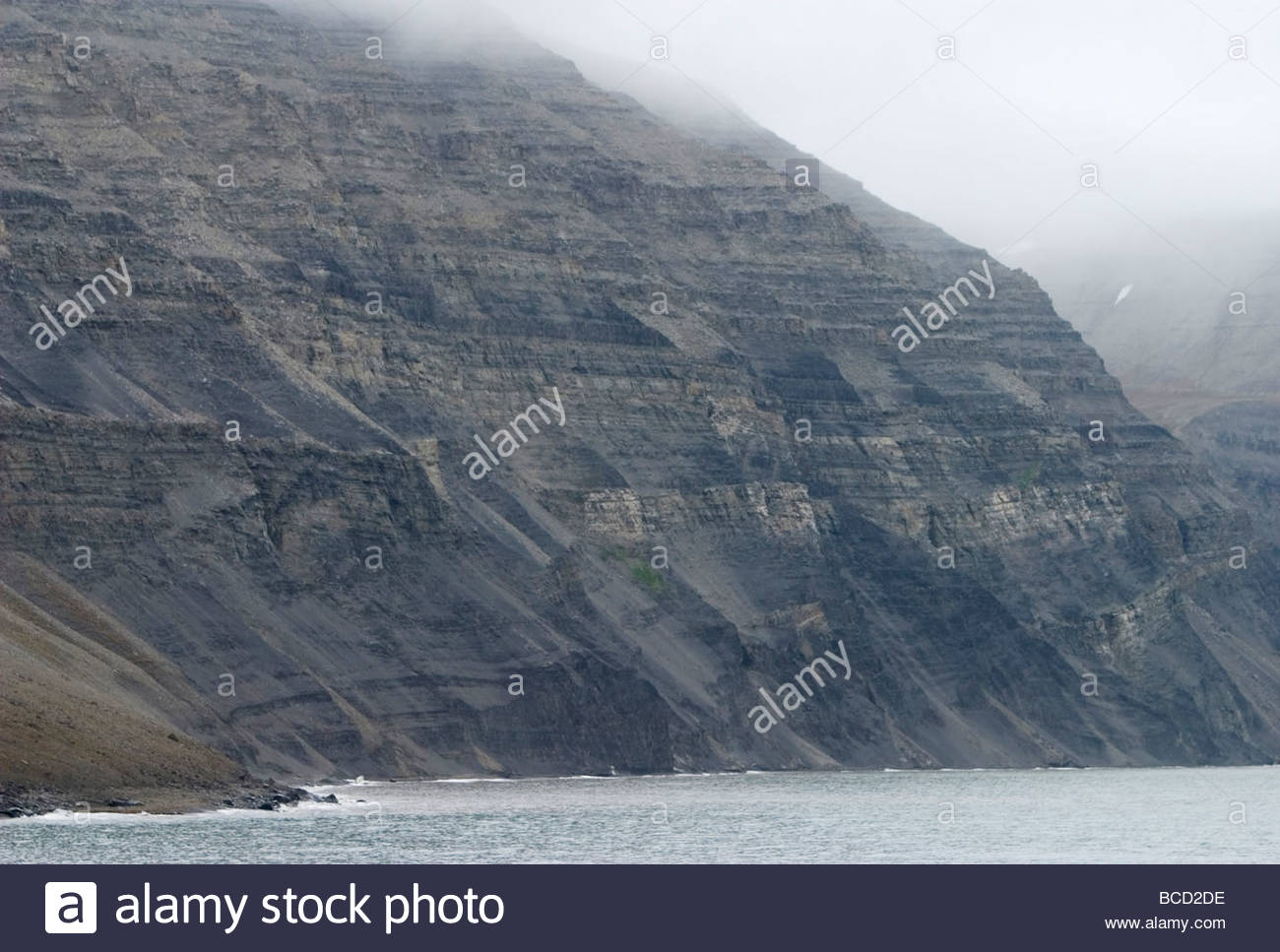 Schroffe Klippen von Sedimentgestein, Insel Spitzbergen, Svalbard. Stockfoto