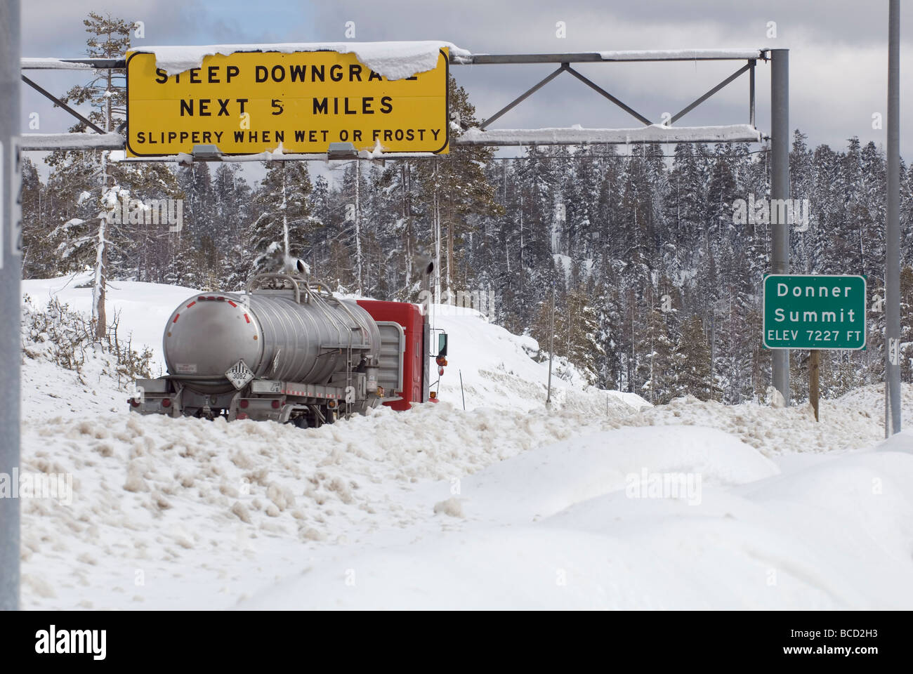 LKW auf Autobahn und Warnzeichen auf Donner Gipfel mit Schnee bedeckt. Stockfoto