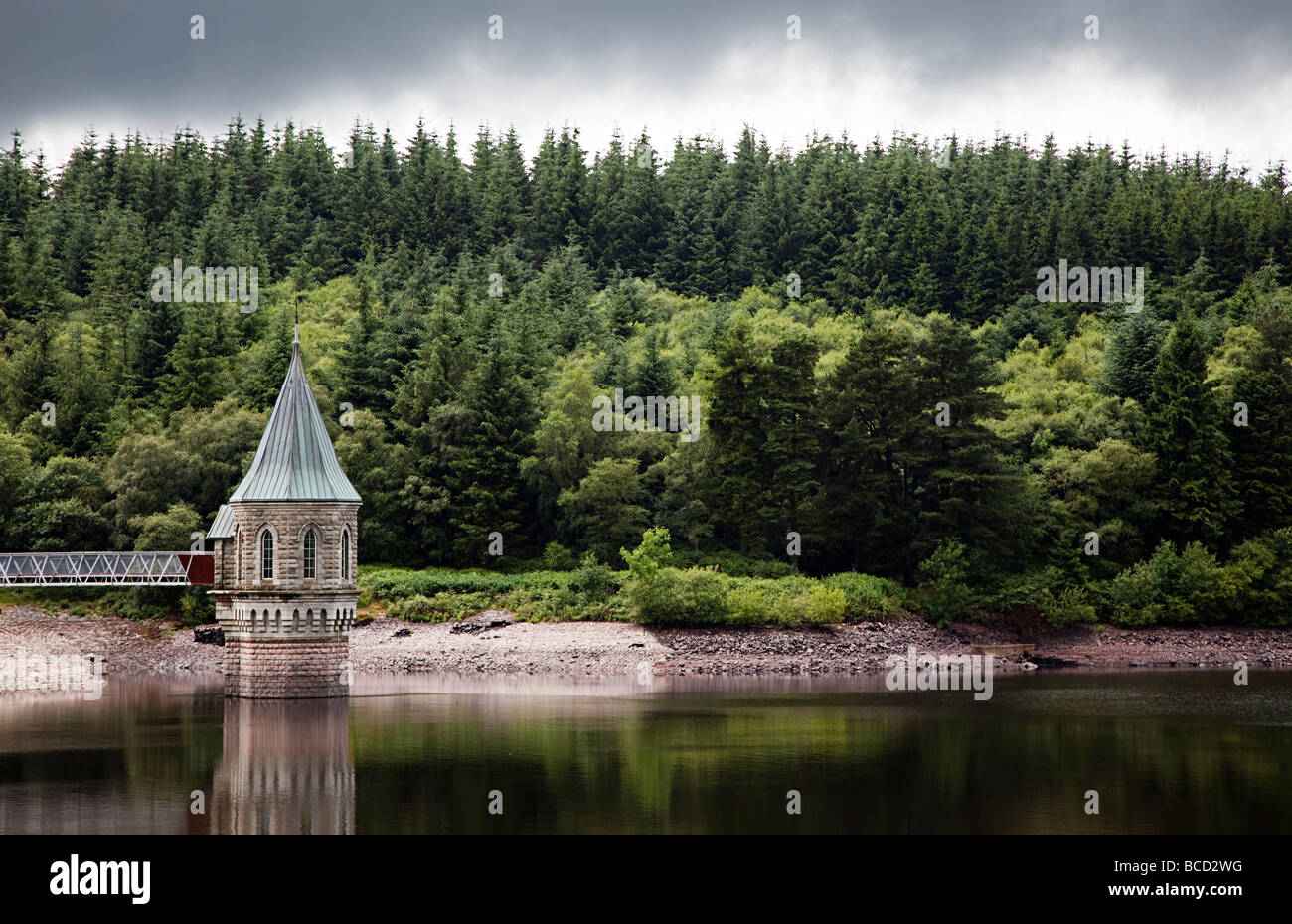 Ventil-Turm und Wäldern rund um Pontsticill Reservoir Brecon Beacons Nationalpark Wales UK Stockfoto