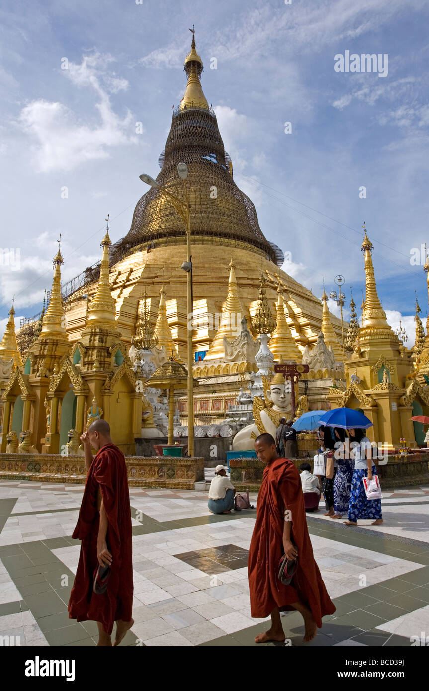 Buddhistische Mönche in der Shwedagon-Pagode. Yangon. Myanmar Stockfoto